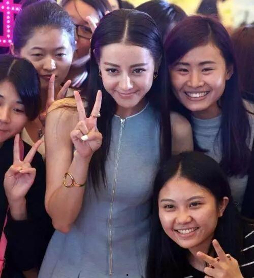 路人视角明星网红是谁,这位明星网红竟在街头热聊！