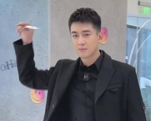 路人视角明星网红是谁,这位明星网红竟在街头热聊！