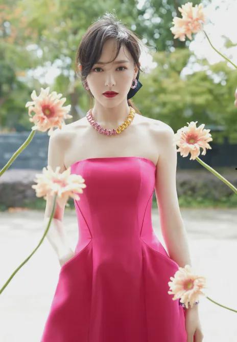 抹胸裙明星网红图片女生,抹胸裙下的明星网红魅力瞬间