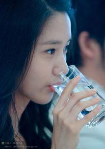 明星网红喝水视频素材高清,揭秘时尚健康生活态度