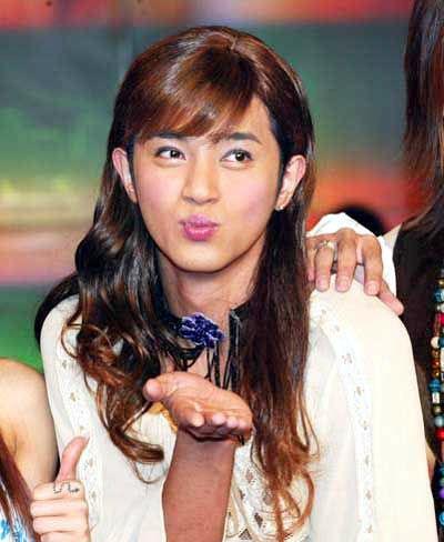 上海明星网红男扮女装视频,网友热议性别界限与网络文化