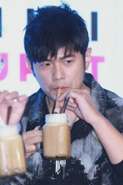 明星网红喝奶茶是谁,揭秘网红奶茶背后的故事”