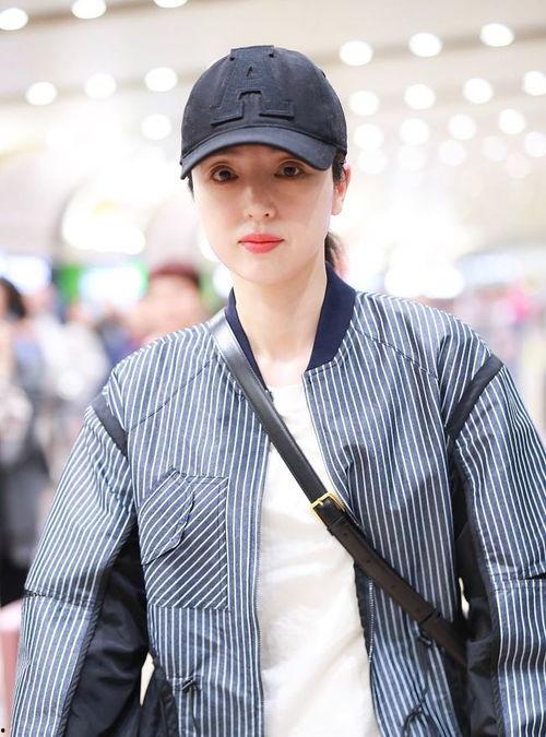 明星网红穿棒球服视频,明星网红棒球服穿搭风潮解析